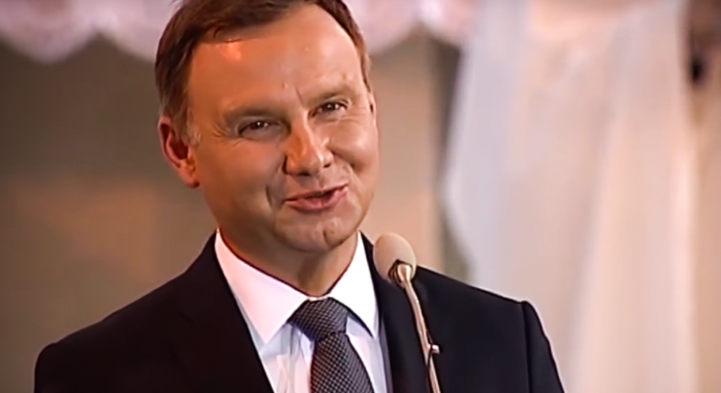 Te zdjęcia robią furorę. Duda nacierany przez mistyczkę, przyłapali go