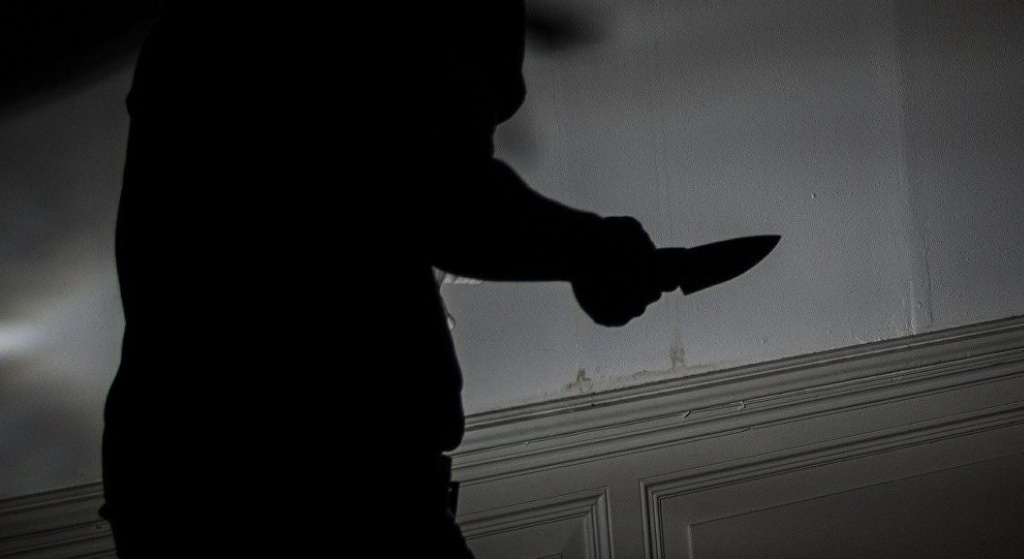 Ukochany wnuczek wziął nóż. Brutalnie znęcał się nad swoim 89-letnim dziadkiem