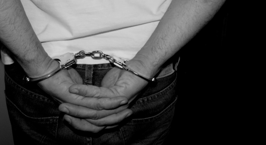 Policja aresztowała mężczyznę, który odwoził żonę do szpitala. Rodząc musiała sama się zawieźć