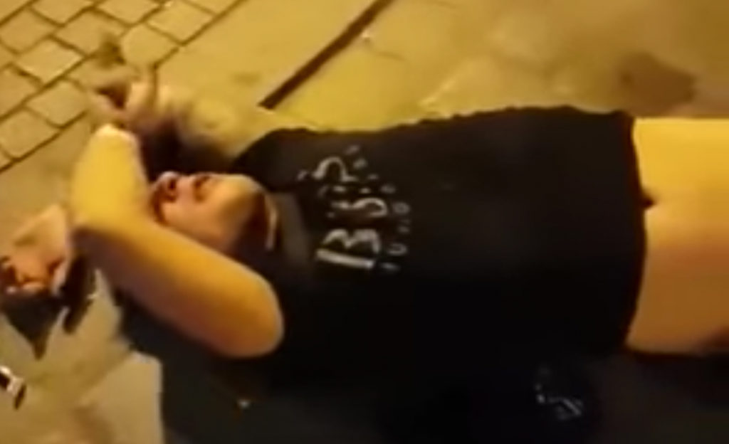 Polski aktor znaleziony na ulicy, wił się jak po narkotykach. "Wyglądasz jak c**l w d**ę r****ny"