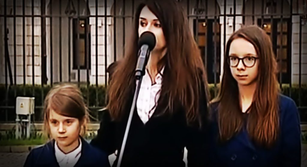 11-letnia córka Kaczyńskiej masakruje hejtera. "Ojca ci wypuścili z pierdla?"