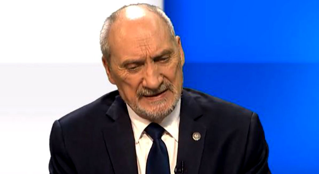Sensacyjny przeciek! Macierewicz wróci do rządu PiS?