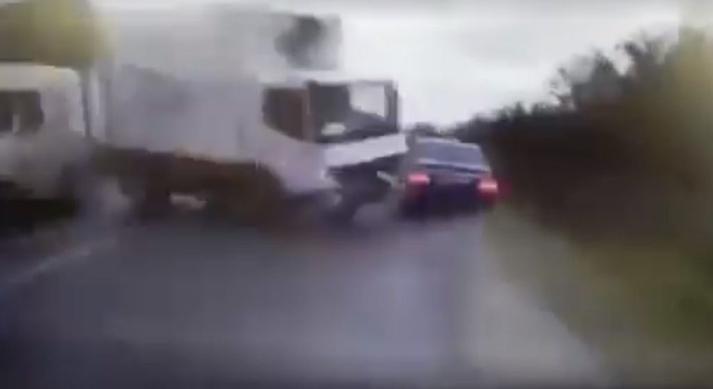 Nie żyje premier, auto prezydenta kolejnego kraju staranowała ciężarówka. Co się dzieje?!