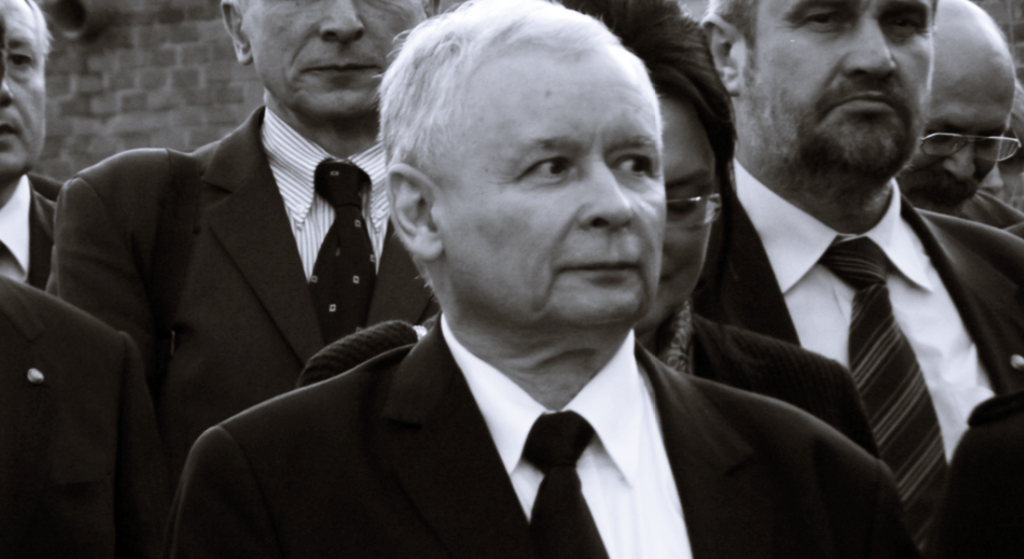 Chory Jarosław Kaczyński pogrążył się w smutku na pogrzebie