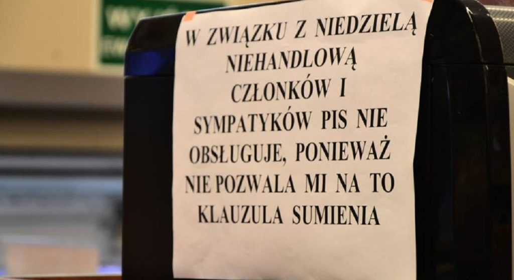"Sympatyków PiS nie obsługujemy". Kontrowersyjne rozporządzenie na drzwiach Żabki