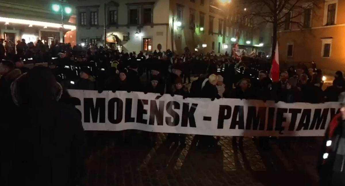 Na Smoleńsku można łatwo zarobić. Chętnym PiS daje nawet tysiące złotych