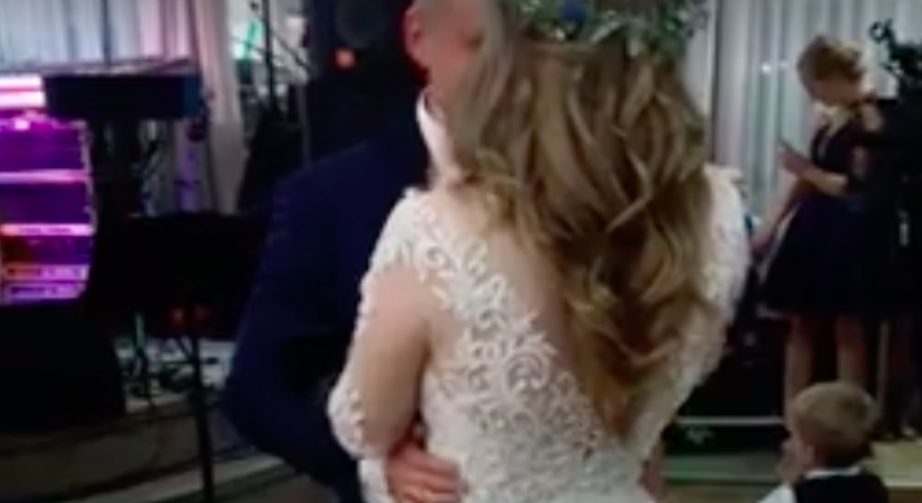 Uwielbiany gwiazdor disco polo zaskoczył na własnym weselu! Polały się łzy