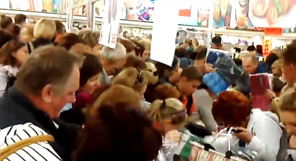 Promocja Biedronki to prawdziwy hit! Ludzie rzucają się na towar, jakby był za darmo