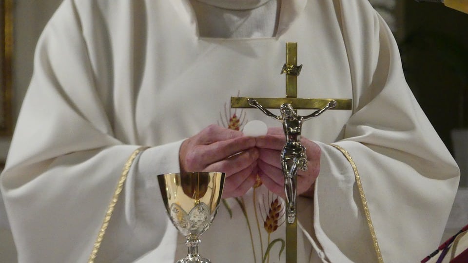 Dwaj księża zgwałcili Ewę, ta zaszła w ciążę. "Byli wysłannikami Chrystusa"