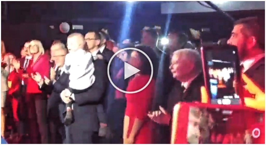 Kaczyński klaskał, Jaki podskakiwał. Hip-hopowa impreza PiS hitem sieci