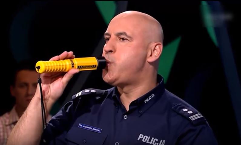 Manipulacja mediów. "Pijany policjant w telewizji" (video)