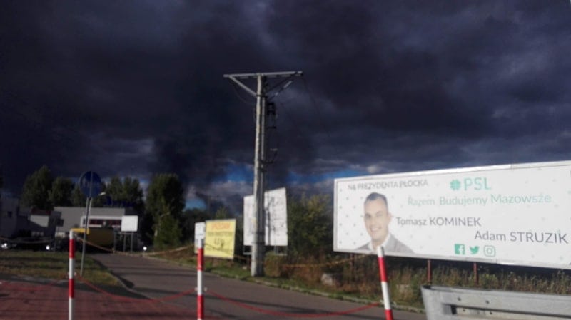 Kłęby gęstego, toksycznego dymu nad Mazowszem. Awaria w rafinerii