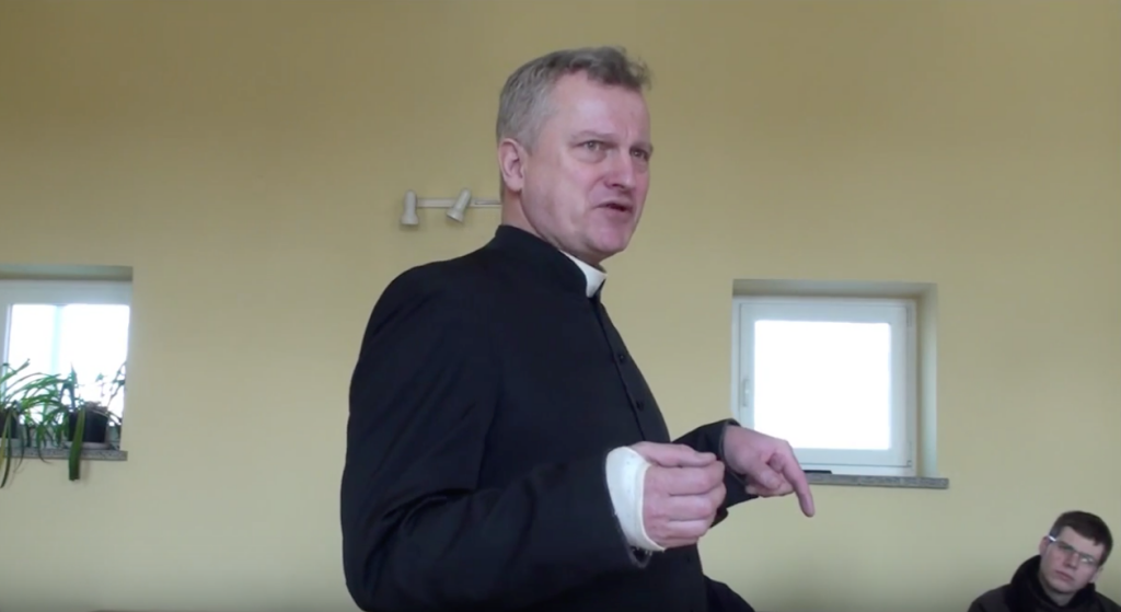 Ohydne, oburzające słowa wściekłego księdza. "Plaga ped*lstwa!"