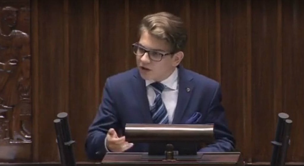 Skandal na Sejmie Dzieci i Młodzieży! Kuchciński wyłączył chłopcu mikrofon, gdy mówił o PiS