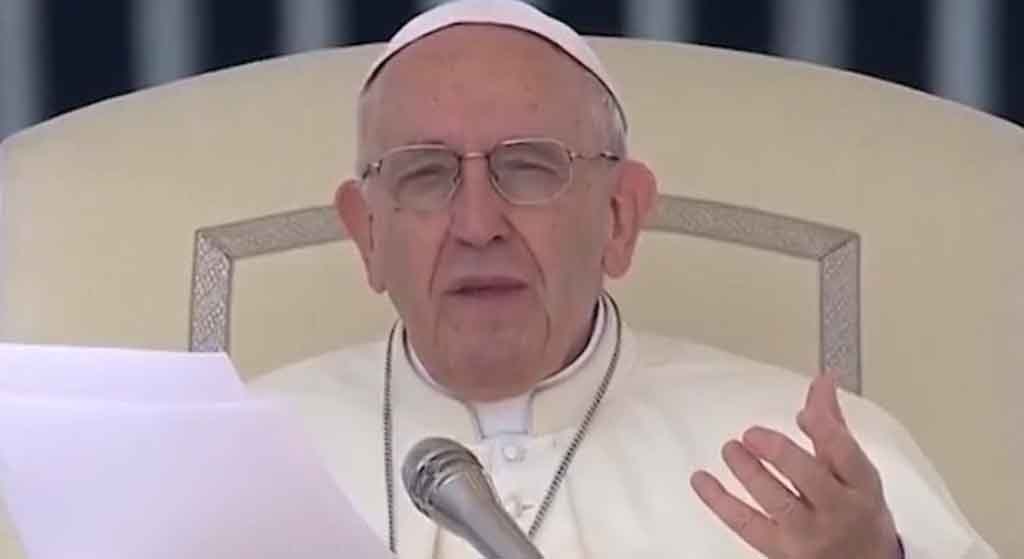Wierni błagają Franciszka by tego nie robił. Grozi mu śmierć, ale i tak to zrobi