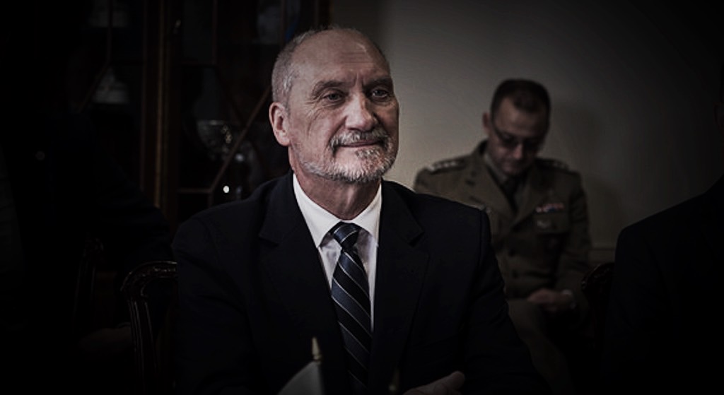 Antoni Macierewicz mści się na autorze książki o nim. Co chce ukryć?