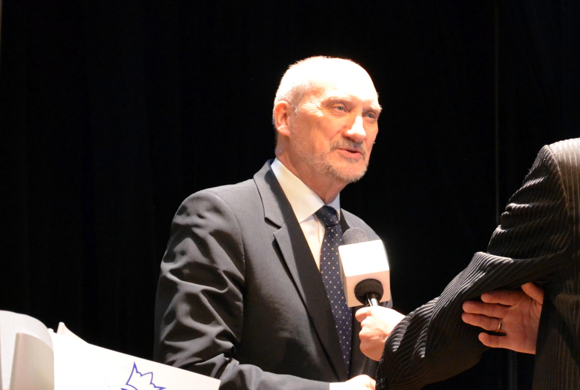 Macierewicz: Polska nie przyjmie imigrantów