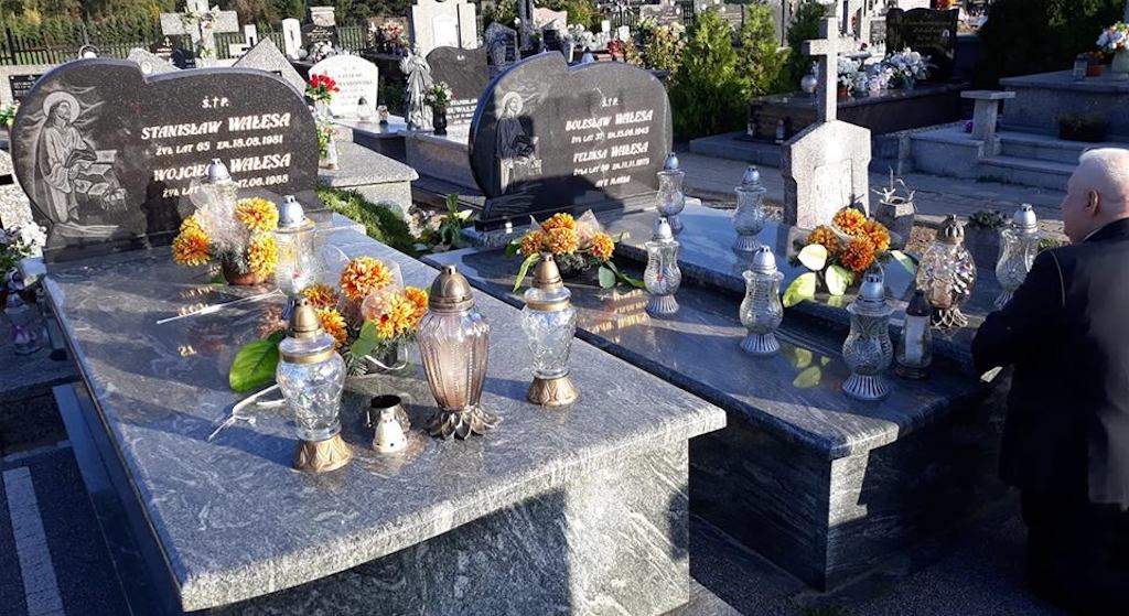 Lech Wałęsa klęczy przy grobie. W sieci zawrzało