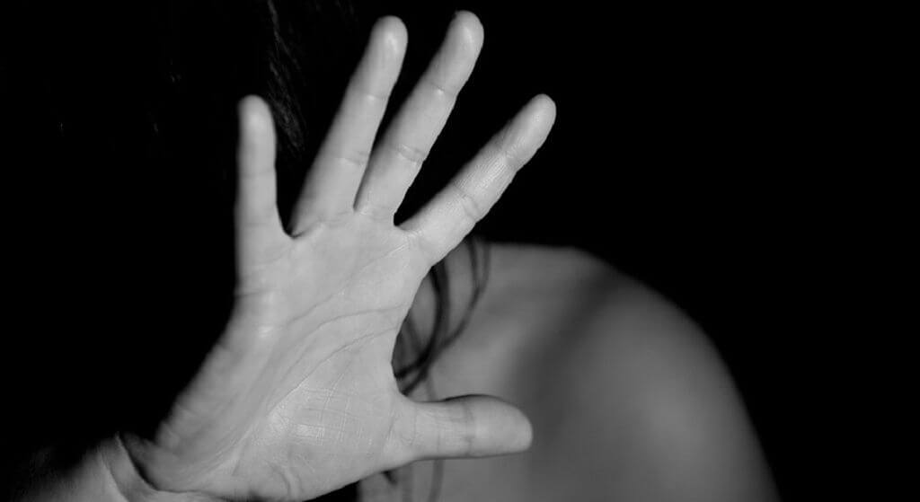 Policja aresztowała zwyrodnialca. Katował własną matkę odgrzewanymi kiełbaskami
