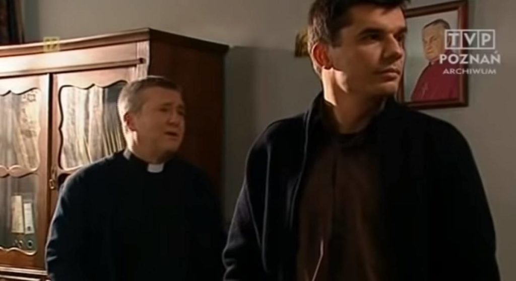 Zagrał księdza w popularnym serialu. To, o co proszą go ludzie na ulicy, szokuje!