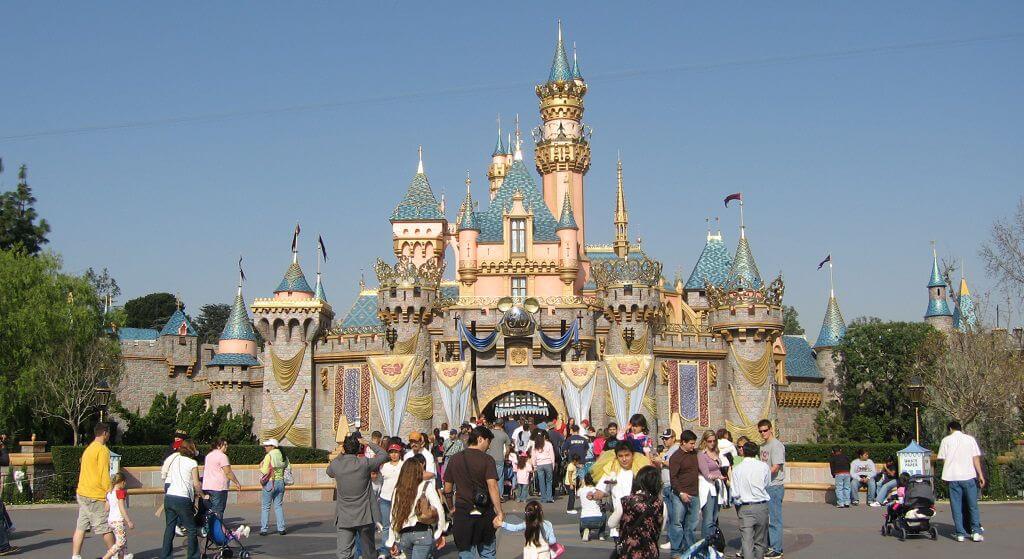 Rodzice w furii atakują Disneyland! Dzieci bawiły się otoczone ludzkimi prochami