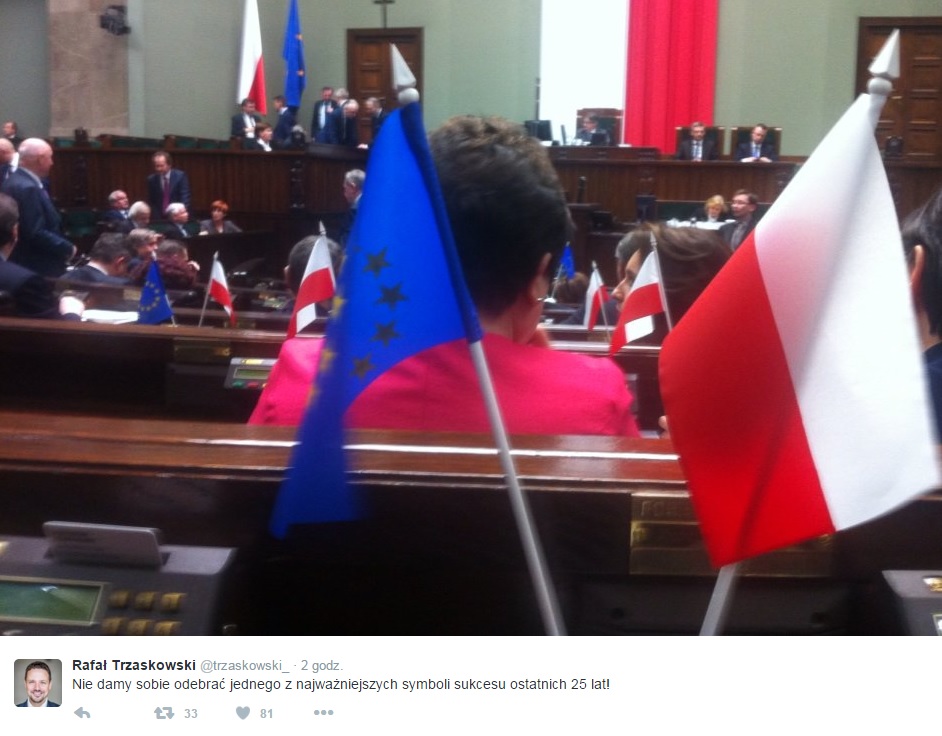 Posłowie Platformy z flagami UE w Sejmie. "Nie wstydzimy się"