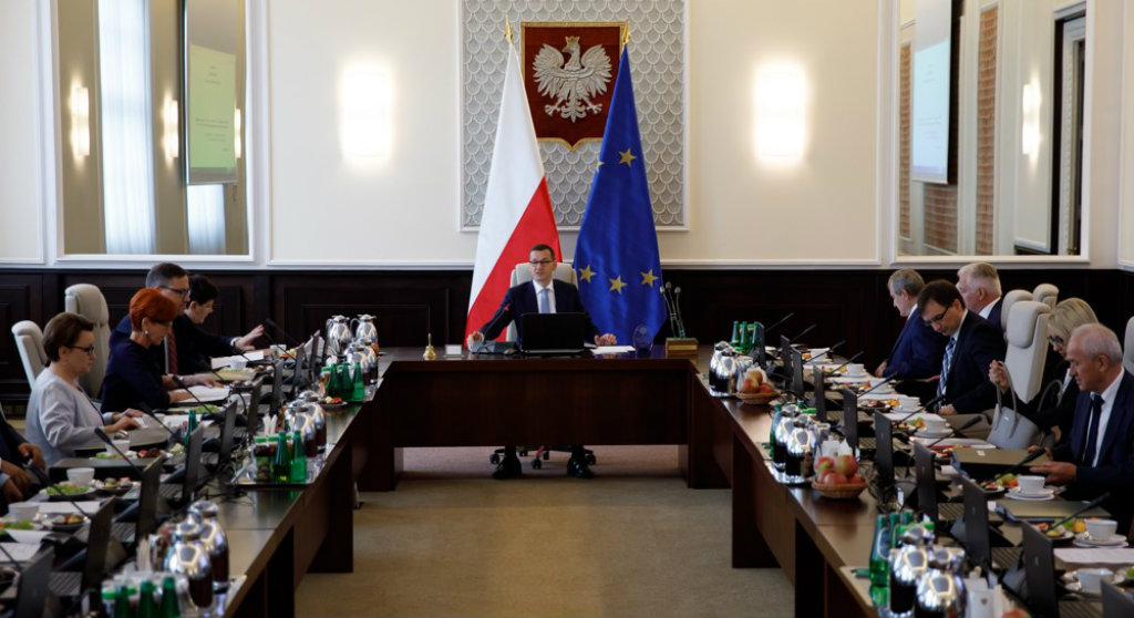 Nie pozwólmy tego zamieść pod dywan! Oto lista największych afer rządu PiS