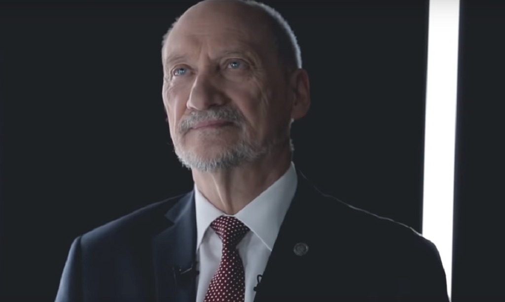 Macierewicz jest już skończony! Ujawniono wstrząsające fakty o jego związkach z SB
