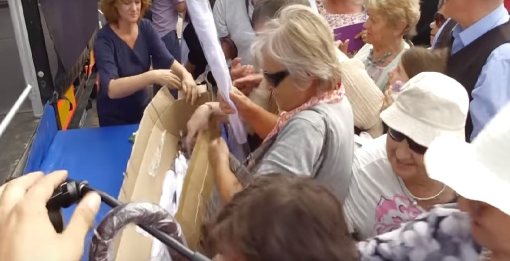 Dantejskie sceny w dużym polskim mieście! Seniorzy walczą o darmowe parasole (VIDEO)