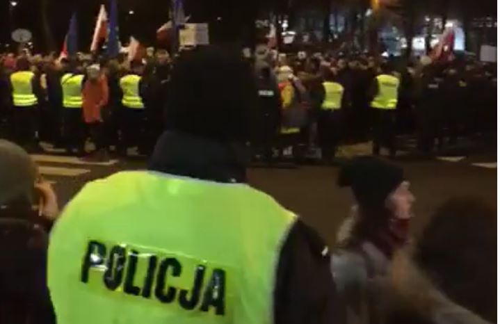 Trwa manifestacja pod Sejmem. Zwolennicy vs przeciwnicy #TK (video)