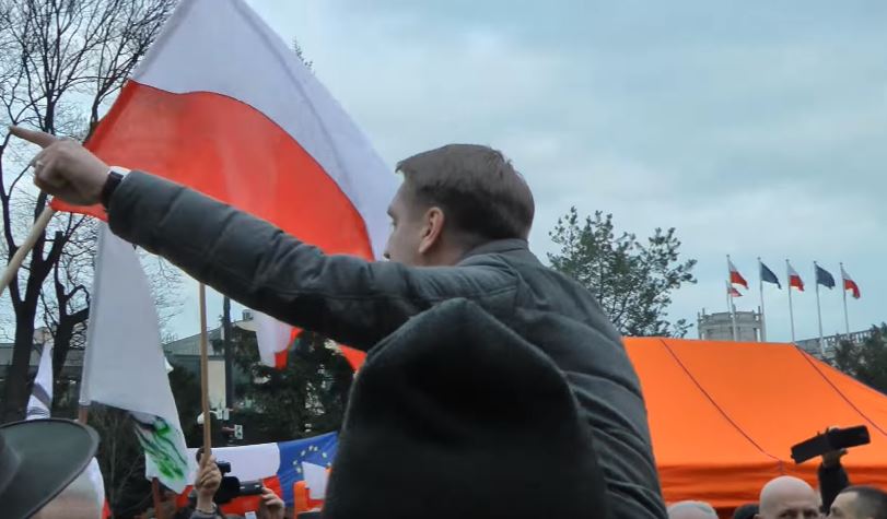 Lis pełen emocji na pikiecie KOD: Cała Polska się z was śmieje! (video)