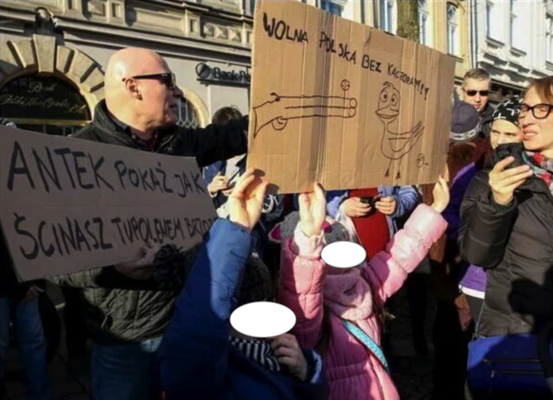 Kontrowersyjny transparent na marszu KOD trzymany przez dzieci