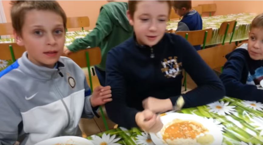 Smutne sceny na stołówce. Biedne dzieci jedzą z innych talerzy