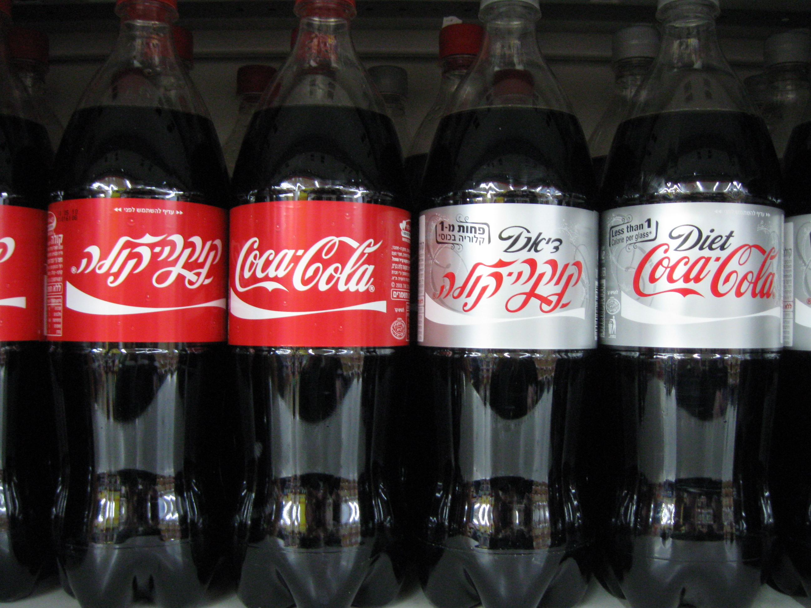 Kuriozalne wyniki badań, dietetyczna cola zdrowsza niż woda. Za badania zapłaciły...