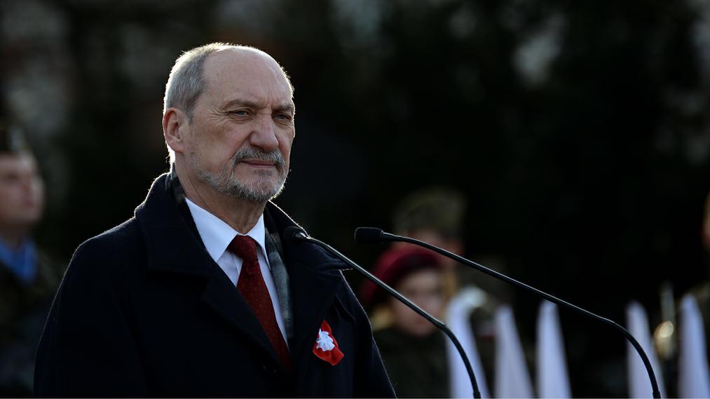 Sondaż zaufania: Na czele prezydent i Szydło, najgorzej Macierewicz