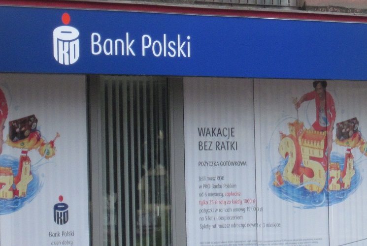 Kolejny bank po podatku podnosi opłaty klientom (Lista banków)
