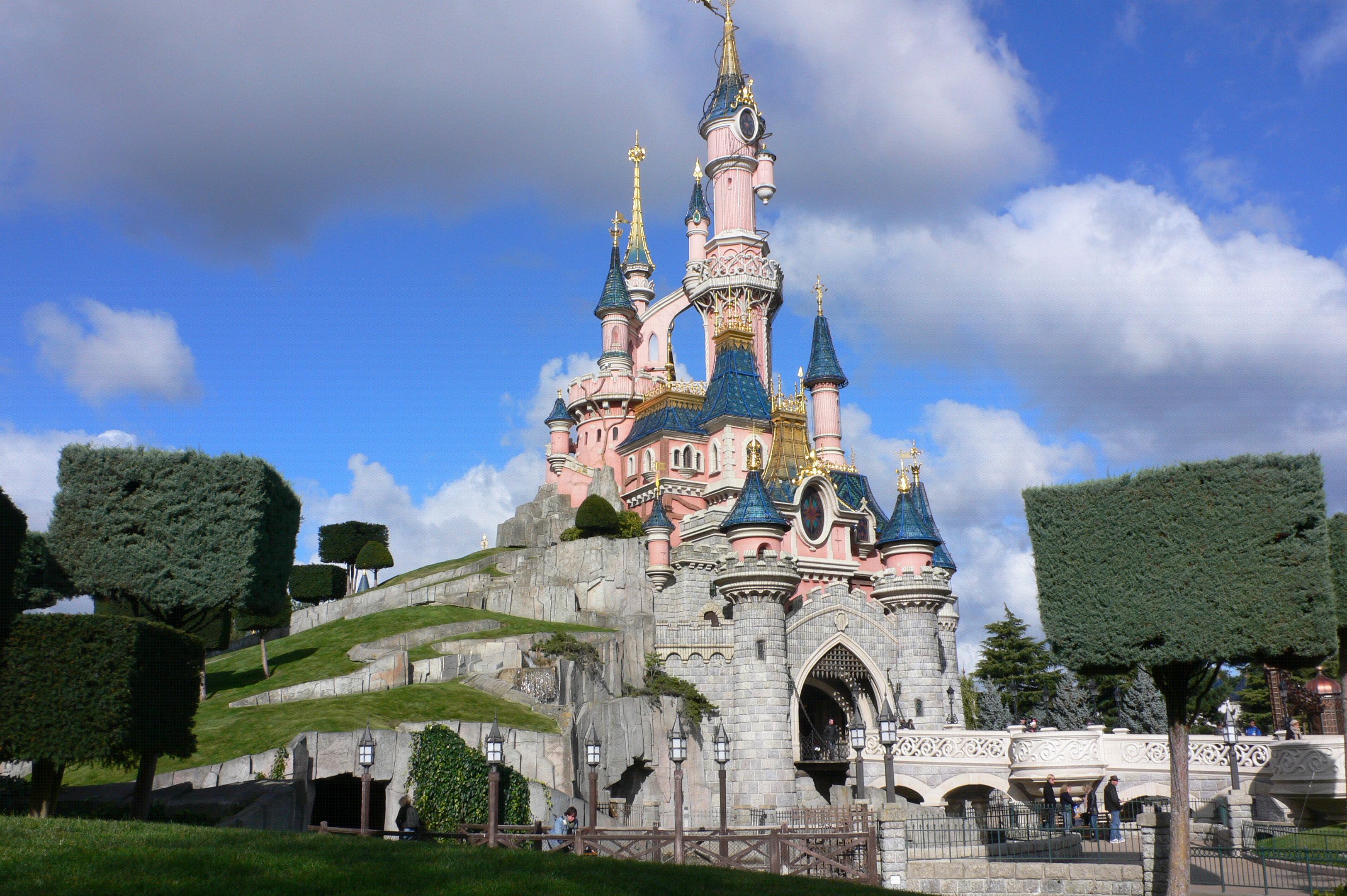 Zatrzymanie w paryskim Disneylandzie. Mężczyzna miał broń palną i Koran