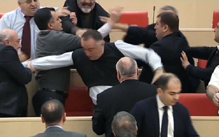 Bijatyka w gruzińskim parlamencie (VIDEO)