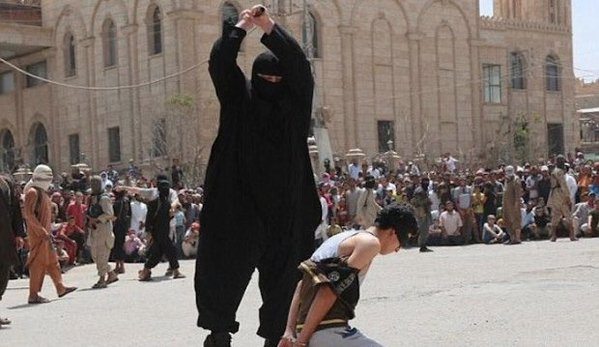 Kara śmierci za słuchanie "zachodniej muzyki". ISIS ścięło publicznie 15-latka