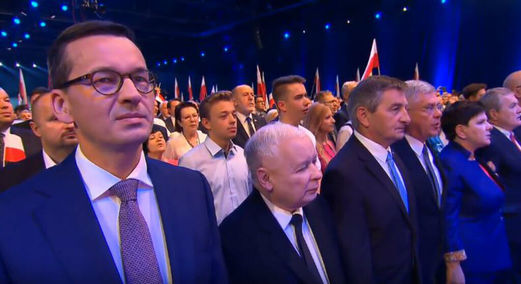 Myślał, że kamery go nie złapią?! Kaczyński naprawdę pokazał to posłance