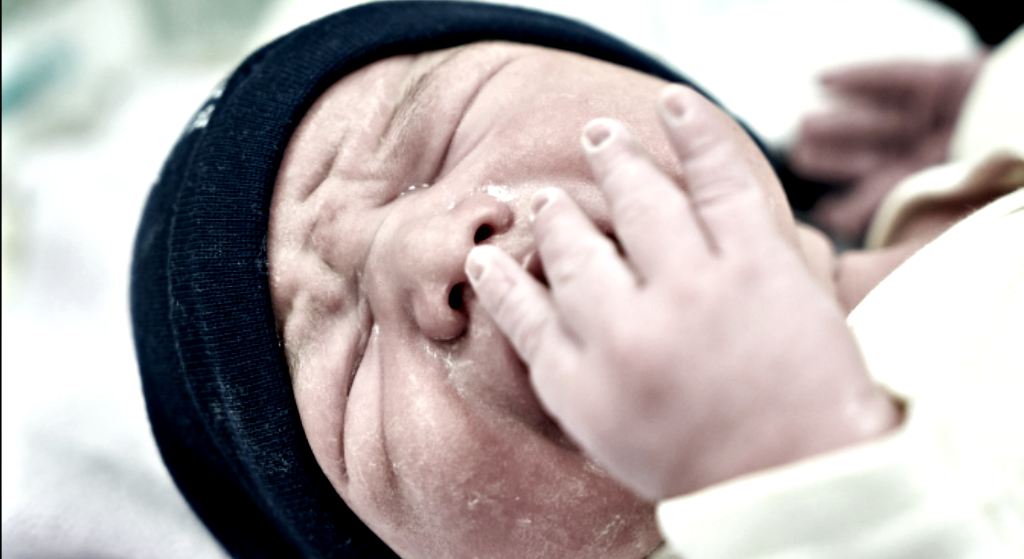 Wstrząsająca relacja z porodu wstrząsnęła krajem. "Córka wisiała mi między nogami"