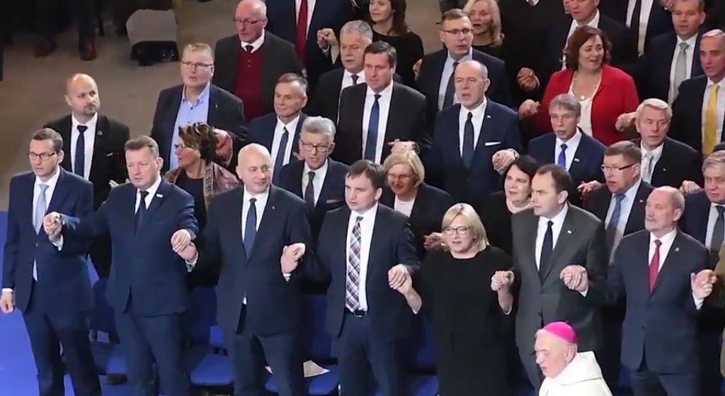 PiS strzelił Polakom w plecy! Tysiące traci pracę