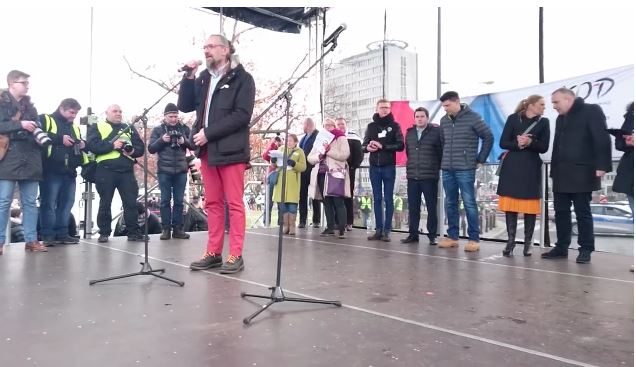 KOD tłumaczy skąd wzięły się hejterskie komentarze po wypadku prezydenta