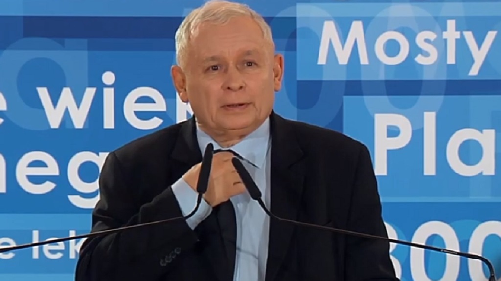 Kaczyńskiemu pewnie podniosło się ciśnienie! Pani minister kusi go w mini