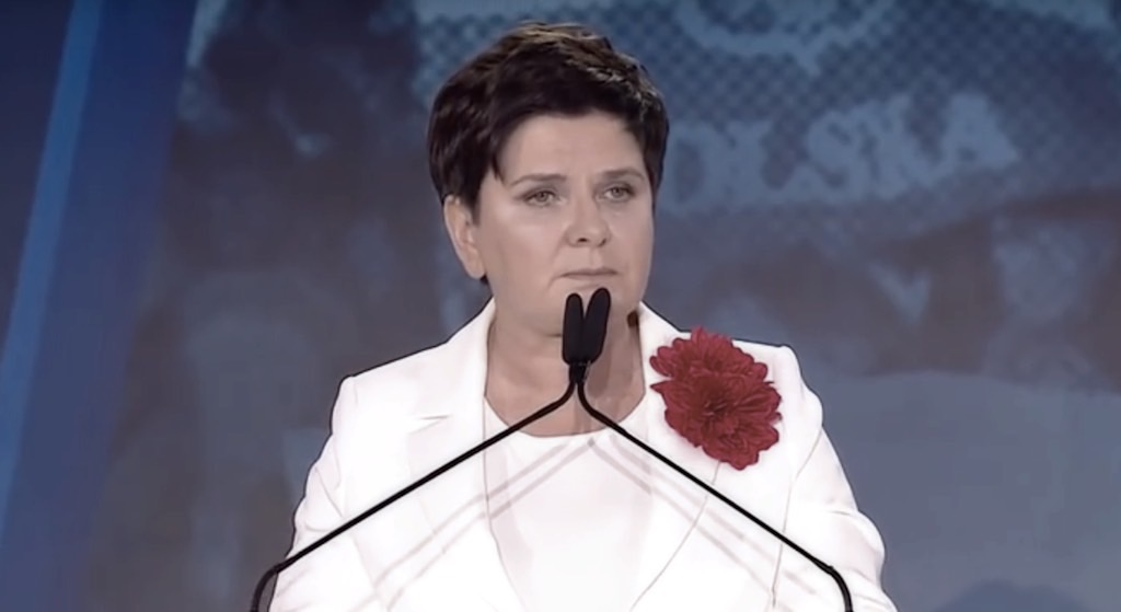 Beata Szydło modli się do Boga. Jest zdruzgotana