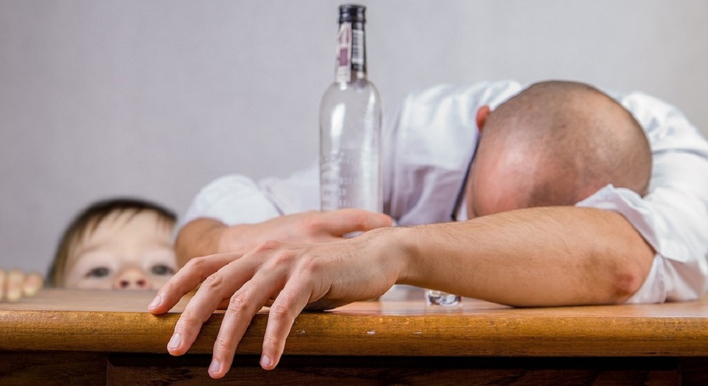 Co zrobić, żeby mąż przestał pić alkohol? Niezawodne sposoby