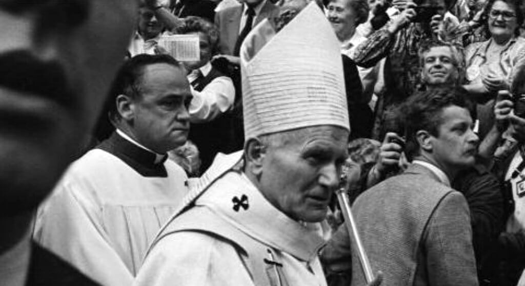 "Kryłem pedofilów" na pomnikach Jana Pawła II. Akcja wywoła oburzenie