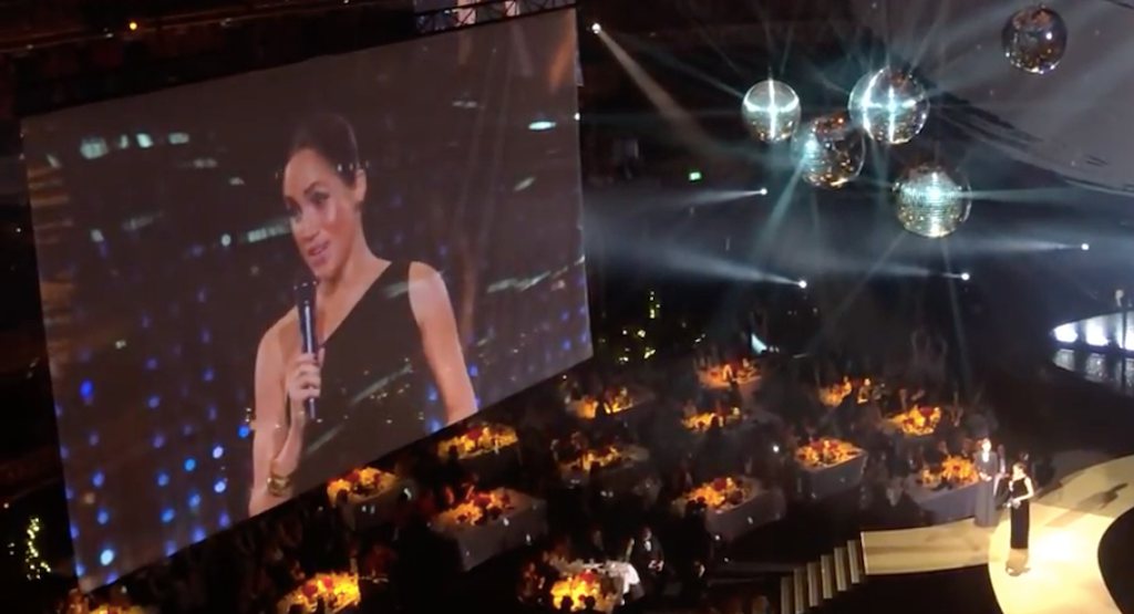 Ciężarna Meghan Markle szaleje na imprezie z celebrytami. Brytyjczyków zamurowało