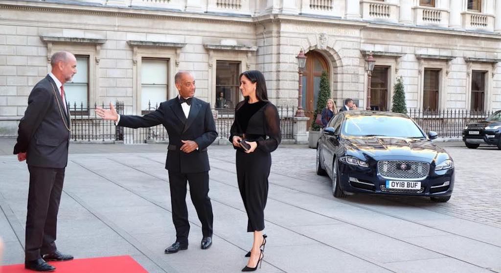 Meghan Markle prawie nigdy nie zmienia osobistej części garderoby! Szokujące tłumaczenie