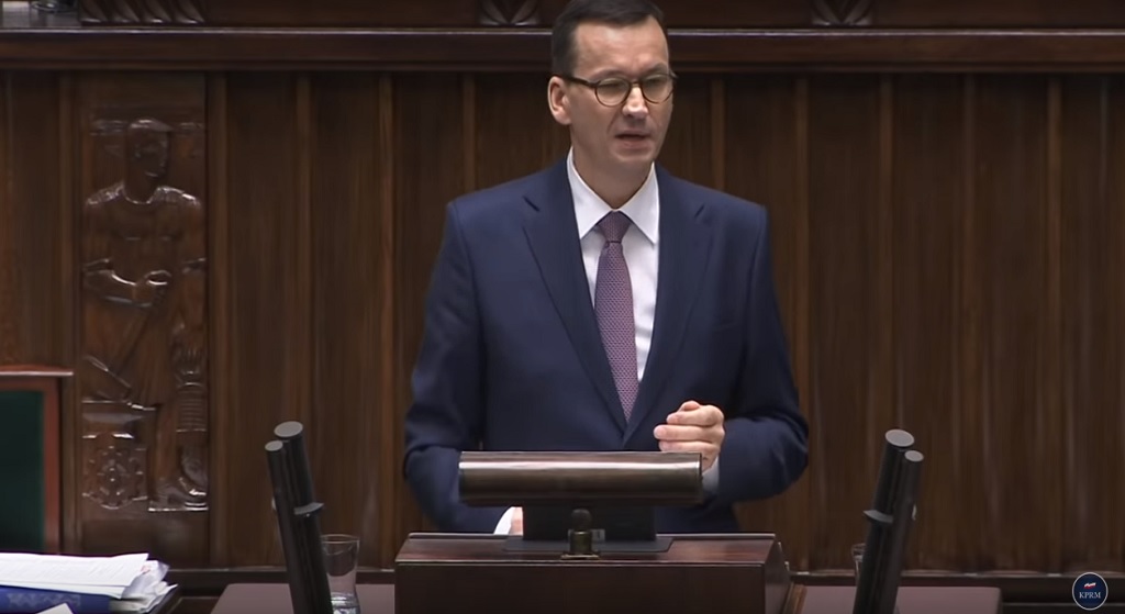 Nocne wpisy Morawieckiego obiegły sieć. Polacy nie mieli dla niego litości